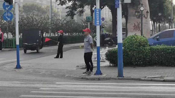 文明创建同参与 站岗执勤展风采！
